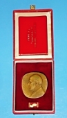 Zobrazit detail zboží: Pamětní medaile Antonína Zápotockého + stužka s miniaturou + průkaz + etuje (Pracovní)