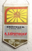 Zobrazit detail zboží: Standarta Klementa Gottwalda  v soutěži ke dni horníků Držitelem v roce 1971 Důl A.Zápotocký nositel Řádu práce OKR- Orlová II / Hornictví je hrdinné čestné povolání, V roce 1971 vytěžíme poprvé v dějinách dolu 2 milióny tun uhlí (RETRO Politické)