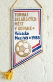 Zobrazit detail zboží: Turnaj Sklářských měst v kopané Valašské Meziříčí 1988 / Sklo Union koncernový podnik Valašské Meziříčí (RETRO Sportovní)