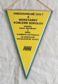 Výsledky naší práce zdravíme  40. výročí Osvobození Československa Sovětskou armádou, Hnědouhelné Doly a Briketárny koncern Sokolov  nositel Řádu republiky a Řádu Klementa Gottwalda za budování socialistické vlasti