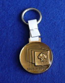 Zobrazit detail zboží: Klíčenka : Česká státní pojišťovna - 40. výročí znárodnění 1945-1985 (zlatá) (Turistické přívěšky + klíčenky)