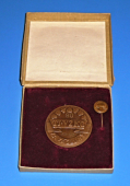 Zobrazit detail zboží: Medaile - Ostrava TJ VŽKG - Za zásluhy / 80 let 1895-1975 s klopovým odznáčkem (Sportovní)