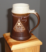 Hliněný glazurovaný krígl s nápisem : Důl ČSA Karviná, B.skok 1999 (kolečko 2000)
