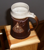 Hliněný glazurovaný krígl s nápisem : Důl ČSA Karviná, B.skok 1999 (kolečko 2000)